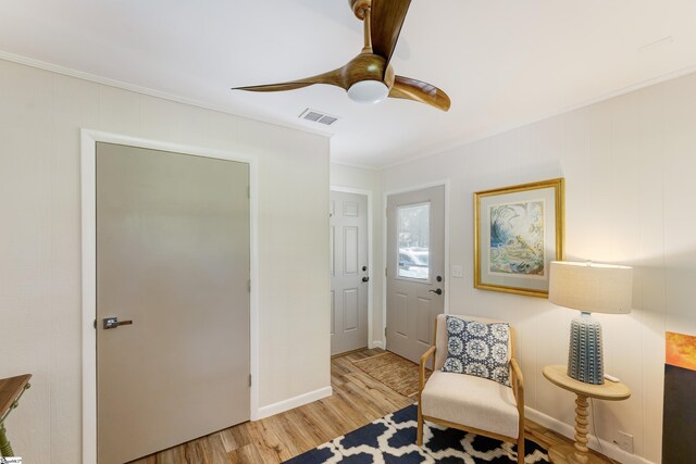 bedroom with light wood-type flooring, ceiling fan, and a closet