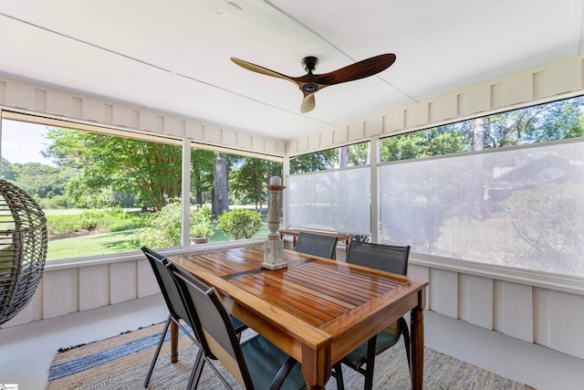 sunroom featuring ceiling fan