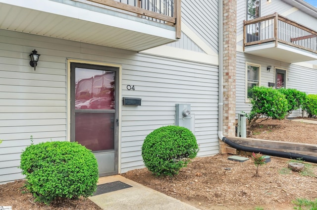 entrance to property featuring a balcony