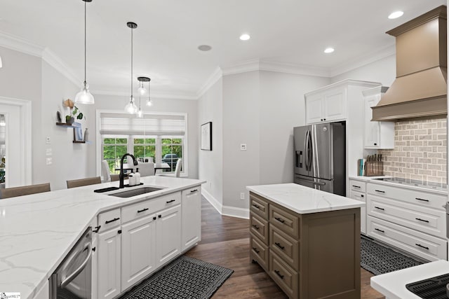 kitchen with sink, a kitchen island with sink, dark wood-type flooring, white cabinetry, and appliances with stainless steel finishes