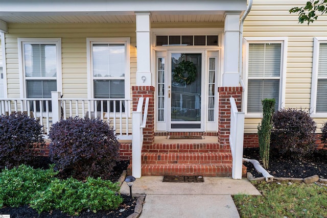 property entrance featuring a porch