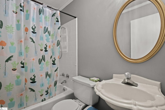 full bathroom featuring sink, shower / bath combo with shower curtain, toilet, and crown molding