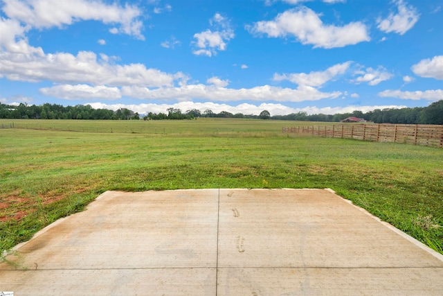 view of yard featuring a rural view