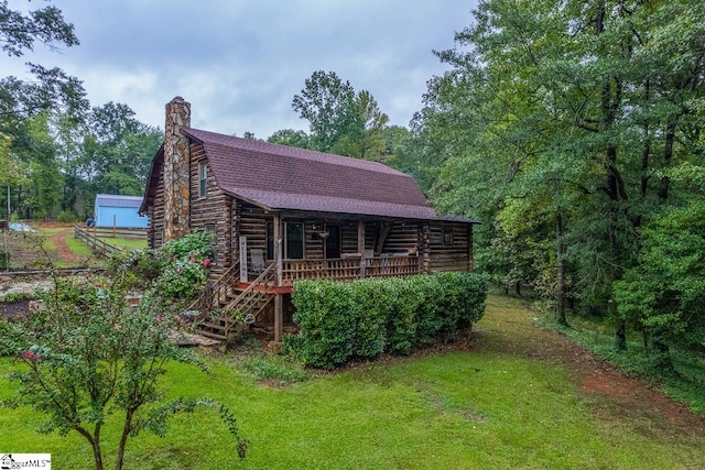 view of front of property featuring a front yard