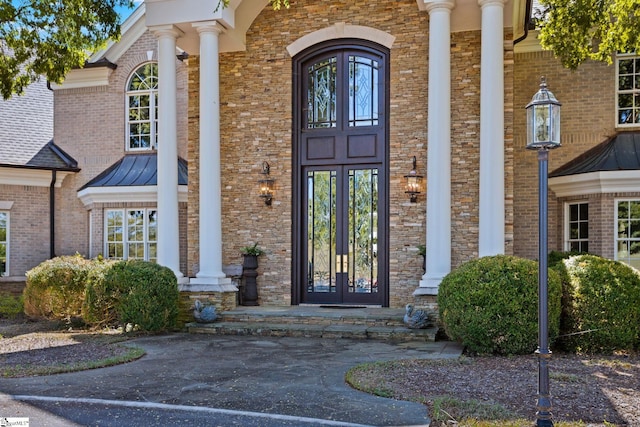 entrance to property featuring covered porch