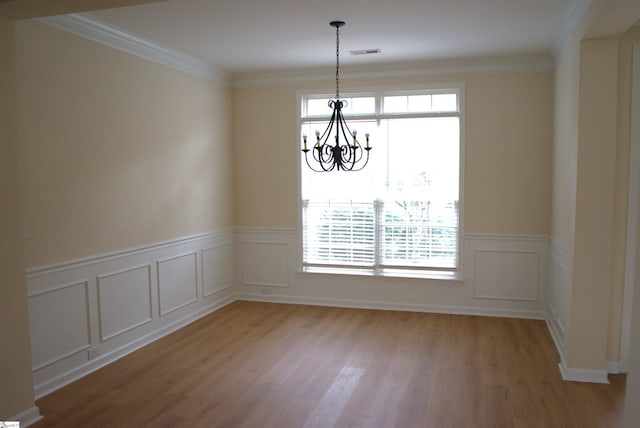 unfurnished dining area featuring a notable chandelier, light hardwood / wood-style flooring, and crown molding