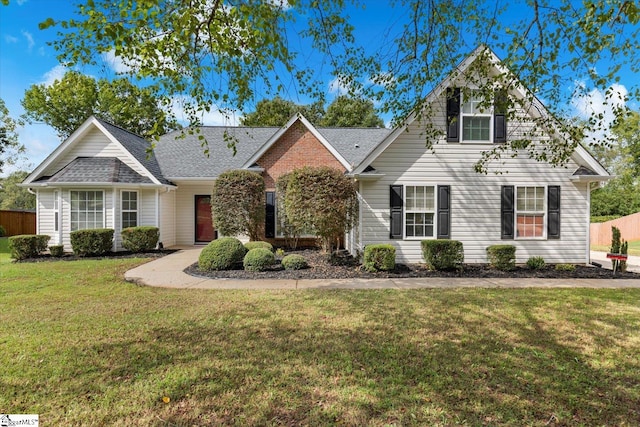 view of front of property featuring a front lawn