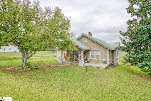 view of front of house with a front lawn