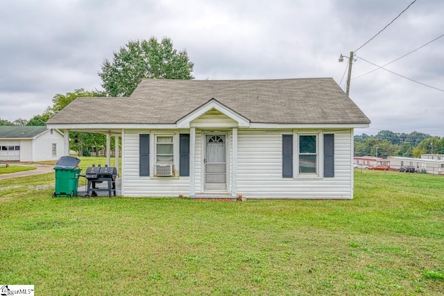 view of front facade featuring a front yard