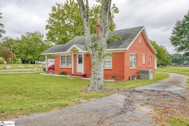 view of front of property featuring central AC unit and a front lawn