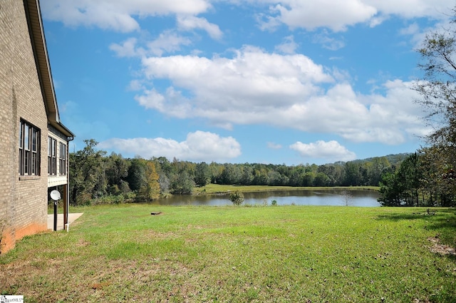 view of yard featuring a water view