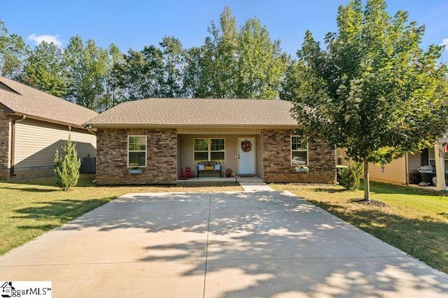 single story home featuring a front yard