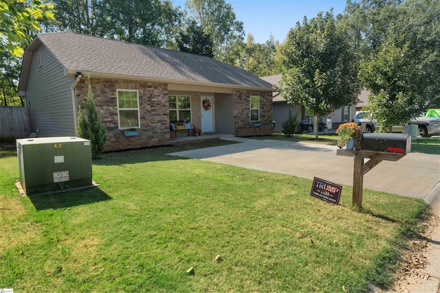 ranch-style house featuring a front yard