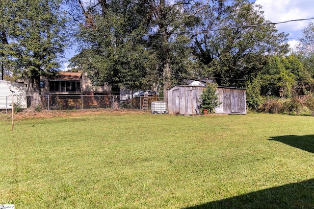 view of yard featuring a storage unit