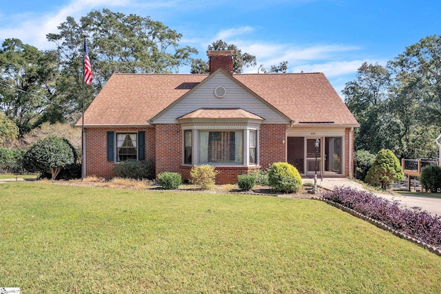 view of front facade with a front yard