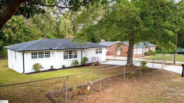 ranch-style house featuring a front yard