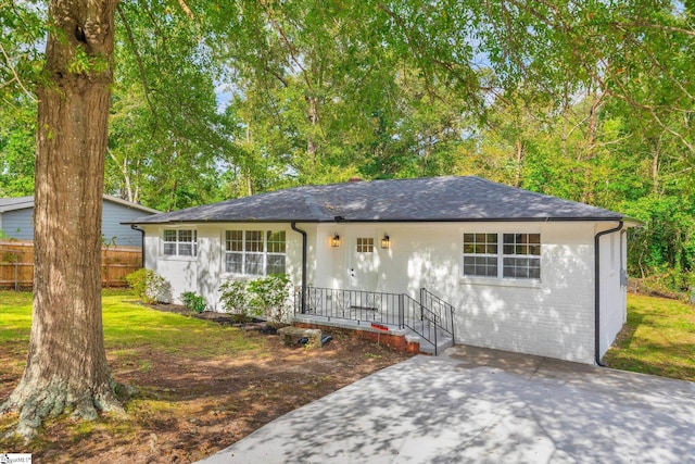 ranch-style home with a front lawn