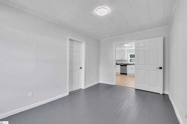 empty room with dark wood-type flooring and crown molding