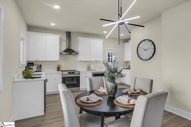 dining room featuring dark wood-type flooring, sink, and an inviting chandelier