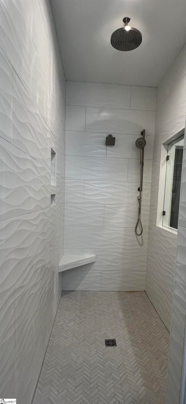 bathroom featuring tiled shower