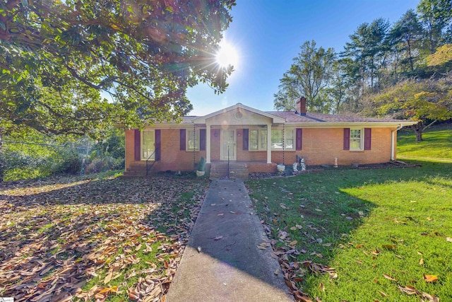 ranch-style home featuring a front lawn