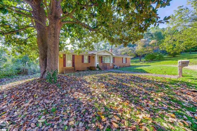 ranch-style home featuring a front yard