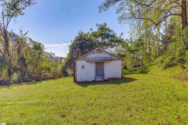 view of yard with a storage unit