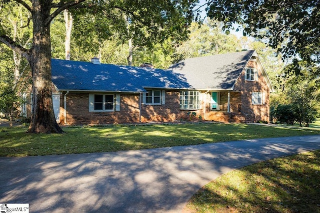 view of front of home featuring a front yard