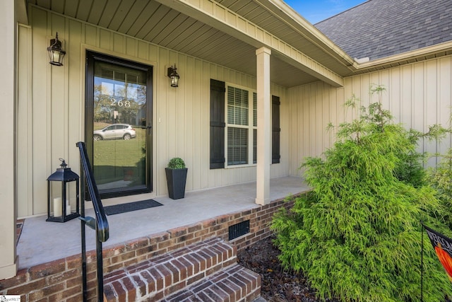 entrance to property featuring a porch