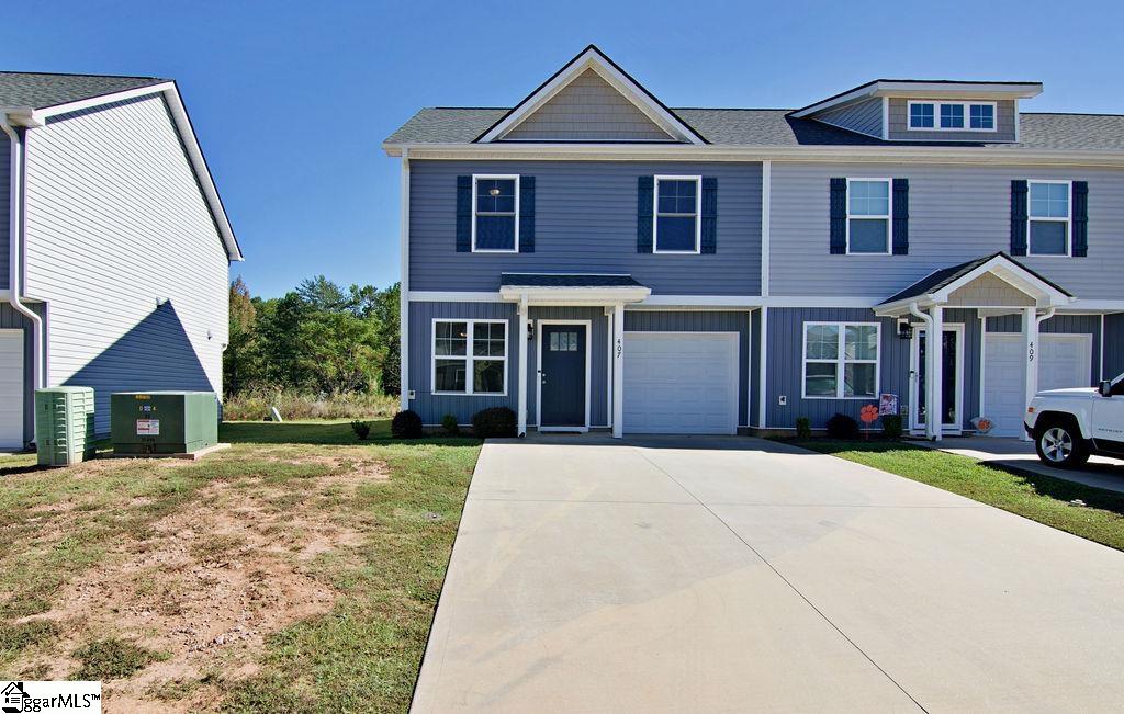 view of front of home featuring a front yard and a garage