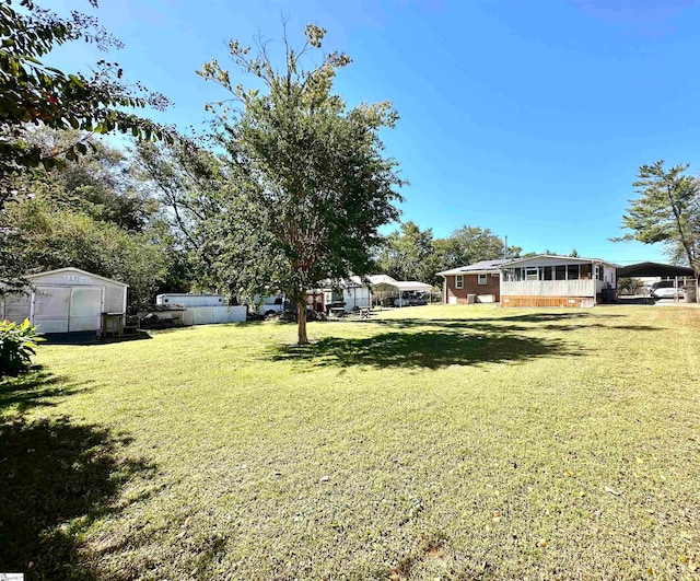 view of yard featuring an outdoor structure