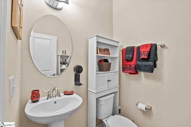 bathroom featuring sink and toilet