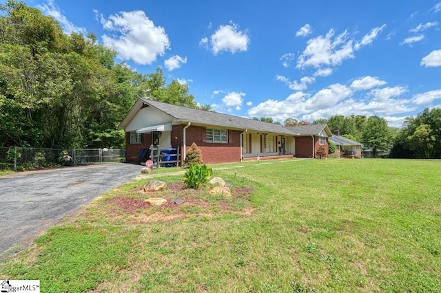 ranch-style home featuring a front lawn