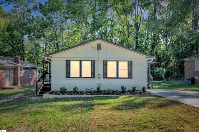 view of front facade with a front lawn