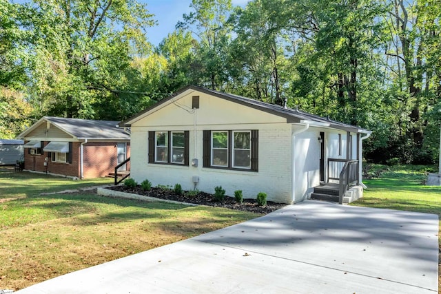 view of front of home featuring a front lawn