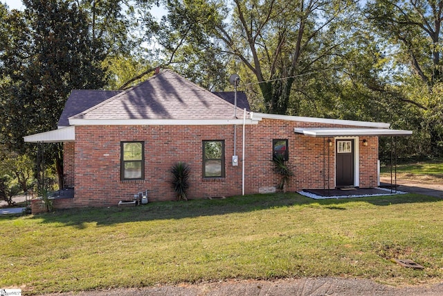 ranch-style house featuring a front lawn