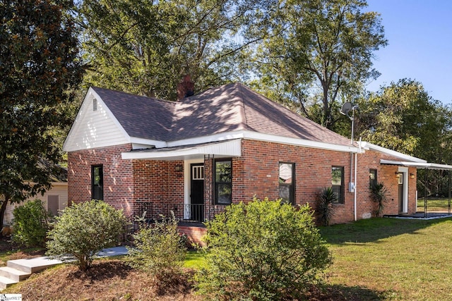 view of front facade featuring a front yard and covered porch