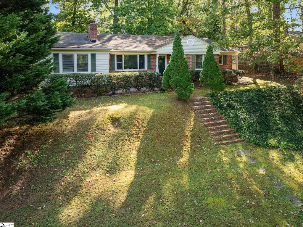 view of front of home featuring a front lawn