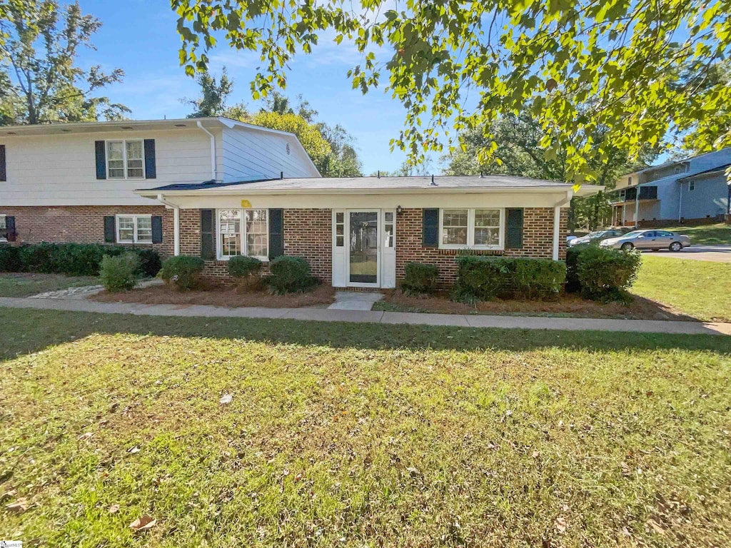 view of front of house featuring a front lawn