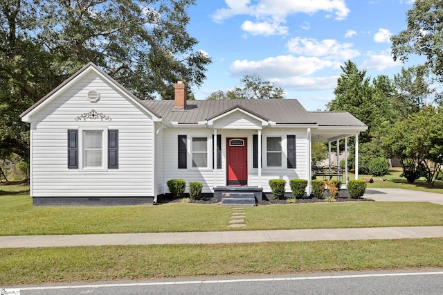 view of front of home featuring a front lawn