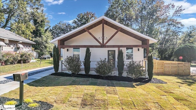 view of front of house featuring a front yard