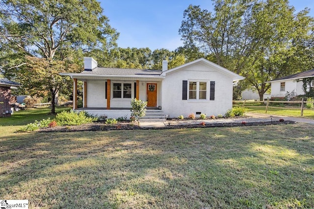 ranch-style house featuring covered porch and a front lawn