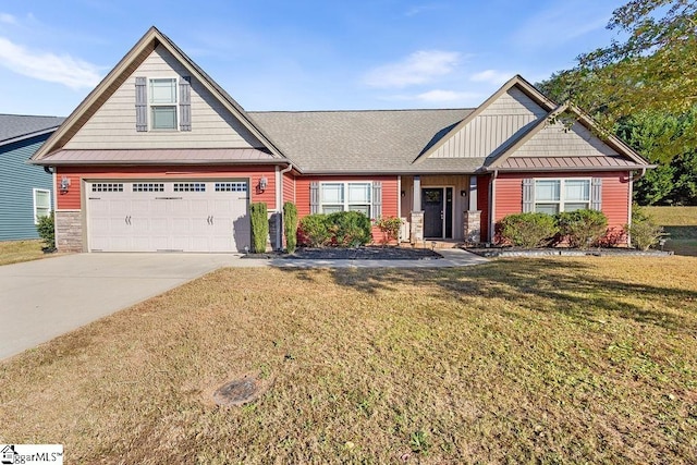 craftsman inspired home featuring a front lawn