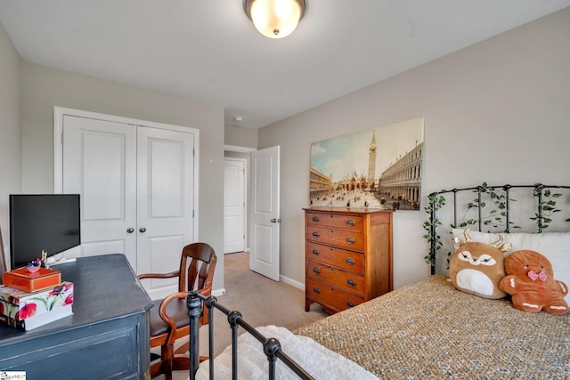 bedroom with carpet flooring and a closet