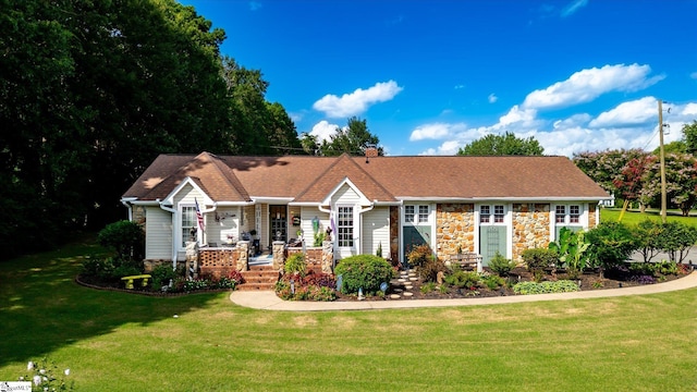 view of front facade with covered porch and a front lawn