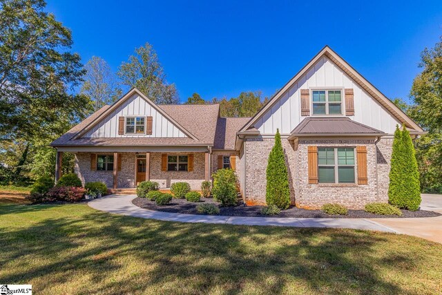 craftsman house with a front yard