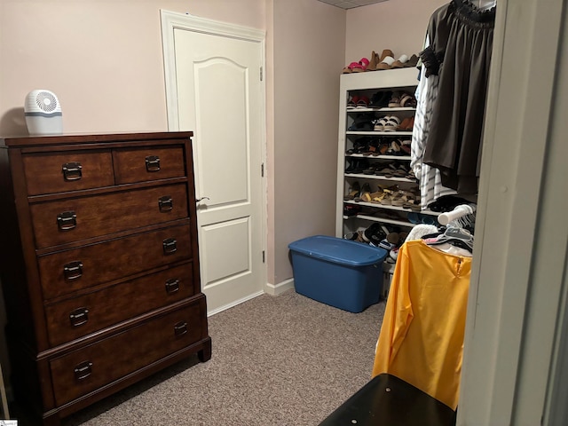 walk in closet featuring carpet