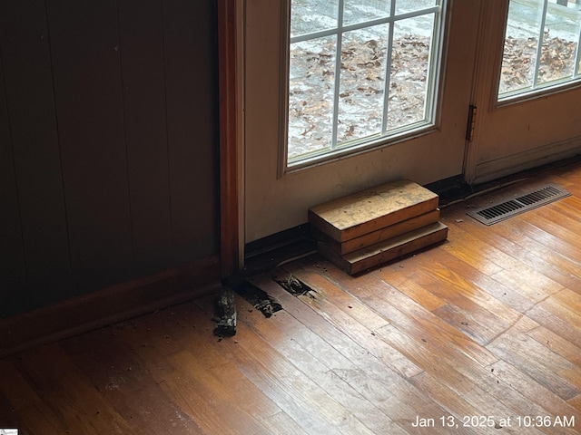 room details featuring hardwood / wood-style floors