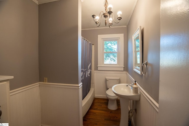 bathroom with hardwood / wood-style floors, toilet, ornamental molding, a notable chandelier, and shower / tub combo with curtain