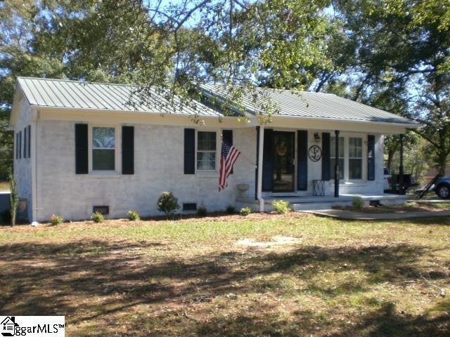 single story home featuring a front yard